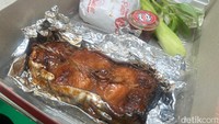 Pondok Patin Bakar Banjarmasin yang populer jadi oleh-oleh juga hadir di Kampoeng Legenda. Sambalnya sangat pedas dan bisa dipadukan dengan ikan seluang goreng. Foto: Yenny Mustika Sari/detikcom