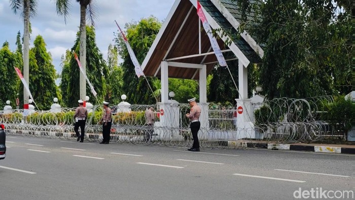 Kantor Bupati Bone dipasangi kawat berduri menjelang demo penolakan kenaikan tarif PBB-P2.