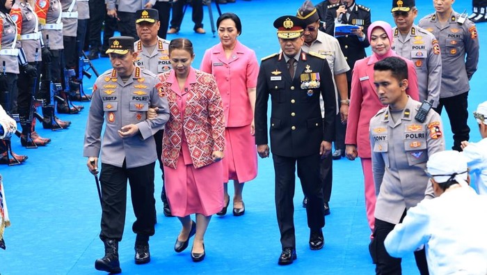 Kapolri Jenderal Listyo Sigit Prabowo hadiri acara pelepasan purna tugas Komjen Dofiri
