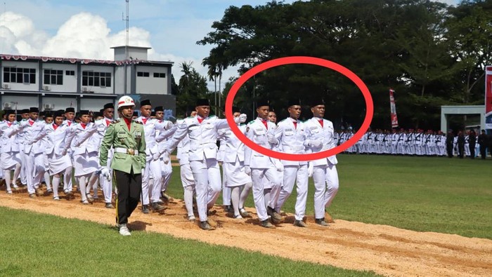 Anggota Pasukan Pengibar Bendera (Paskibra) Papua Barat Daya, Karisto Gideon Dimara (17) menceritakan momen dirinya nyaris jatuh saat upacara peringatan HUT ke-80 RI.