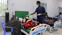 Seorang anak penderita difteri mendapat perawatan darurat di Rumah Sakit Umum Demartino, Mogadishu, Somalia, di tengah lonjakan kasus penyakit mematikan itu. Foto: REUTERS/Feisal Omar
