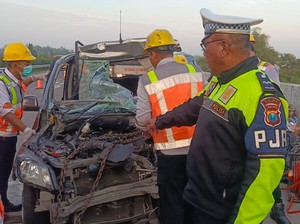 Kecelakaan Maut di Tol Jokmo Bikin Wuling Nancep di Bak Truk, Ini Penyebabnya