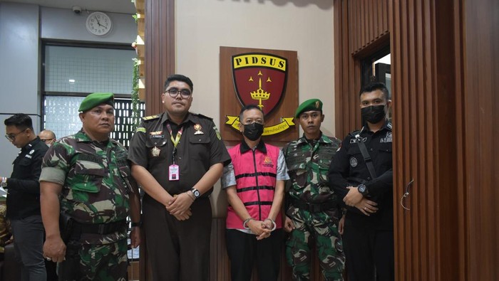 Kejari Pelabuhan Tanjung Perak menahan Komisaris PT DJA berinsial MK