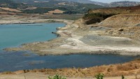 Berbagai wilayah di Izmir, provinsi terpadat ketiga di Turki, telah mengalami pemadaman air yang sering terjadi bulan ini, sementara kotamadya di provinsi Usak di barat diberitahu pada akhir pekan bahwa mereka hanya akan memiliki akses air enam jam sehari, karena waduk air utama telah habis. Foto: REUTERS/Dilara Senkaya