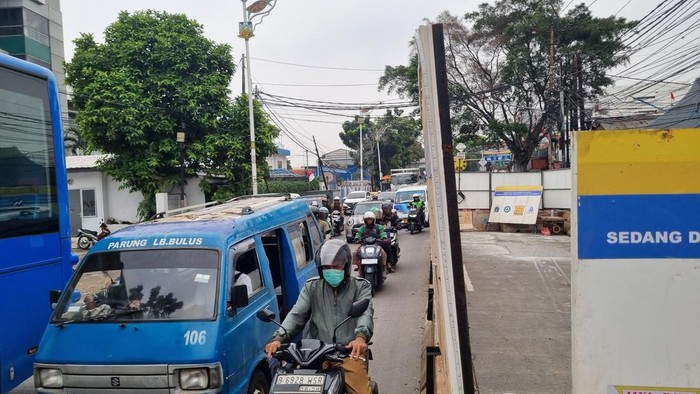 Kemacetan akibat proyek galian di Ciputat arah Lebak Bulus pada pukul 16.30 WIB, Selasa (19/8/2025)-(Taufiq/detikcom)