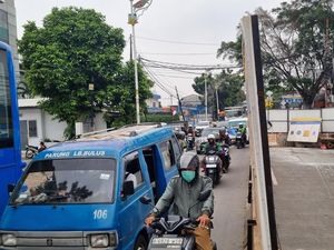 Dampak Proyek Galian, Lalin Ciputat Arah Lebak Bulus Masih Macet Sore Ini