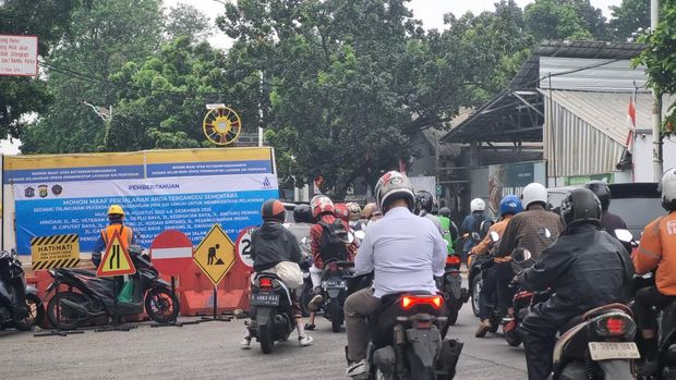 Kemacetan akibat proyek galian di Ciputat arah Lebak Bulus pada pukul 16.30 WIB, Selasa (19/8/2025)-(Taufiq/detikcom)