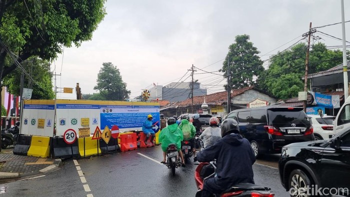 Kemacetan parah akibat proyek galian pipa air bersih membuat perjalanan warga dari Ciputat menuju Lebak Bulus, Jakarta Selatan molor hingga berjam-jam. (Taufiq S/detikcom)