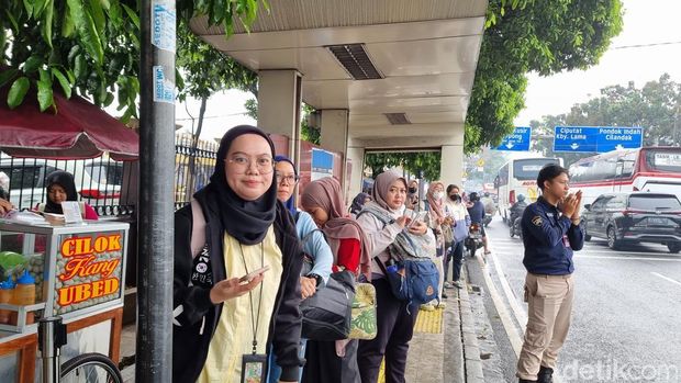 Kemacetan parah akibat proyek galian pipa air bersih membuat perjalanan warga dari Ciputat menuju Lebak Bulus, Jakarta Selatan molor hingga berjam-jam. (Taufiq S/detikcom)