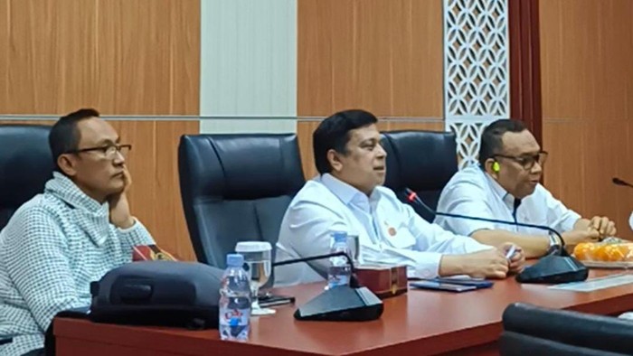 Kepala BPJPH, Ahmad Haikal Hasan, (tengah) didampingi Wakil Kepala BPJPH, Afriansyah Noor, dan Sekretaris Utama BPJPH, Muhammad Aqil Irham (dok. Istimewa)