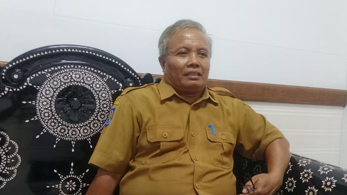 Kepala Dinas Koperasi dan UMKM Lombok Timur, Muhammad Safwan, ketika diwawancarai di ruang kerjanya, Selasa (19/8/2025). (Sanusi Ardi W/detikBali)