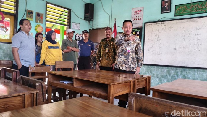 Kepala Dispendik Kabupaten Sidoarjo Tirto Adi tinjau ke SDN Candipari 2