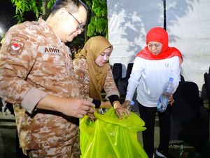 Khofifah Turun Langsung Bersihkan Taman Apsari Usai Pesta Rakyat