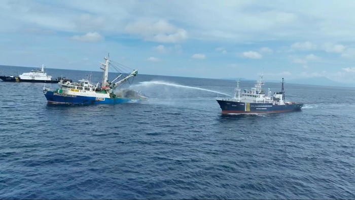 Kementerian Kelautan dan Perikanan (KKP) berhasil menangkap satu Kapal Ikan Asing (KIA) berbendera Filipina berukuran jumbo, yang diduga kuat melakukan kegiatan penangkapan ikan secara ilegal (illegal fishing) di Wilayah Pengelolaan Perikanan Negara Republik Indonesia (WPPNRI) 717 Samudra Pasifik bagian utara Papua. Ini merupakan tangkapan terbesar dalam satu dekade terakhir, baik ukuran kapal maupun jaringnya.
