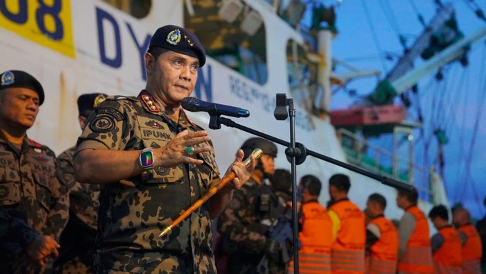 Kementerian Kelautan dan Perikanan (KKP) berhasil menangkap satu Kapal Ikan Asing (KIA) berbendera Filipina berukuran jumbo, yang diduga kuat melakukan kegiatan penangkapan ikan secara ilegal (illegal fishing) di Wilayah Pengelolaan Perikanan Negara Republik Indonesia (WPPNRI) 717 Samudra Pasifik bagian utara Papua. Ini merupakan tangkapan terbesar dalam satu dekade terakhir, baik ukuran kapal maupun jaringnya.