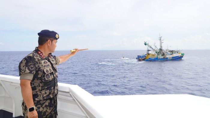 KKP Ringkus Kapal Ikan Ilegal Filipina Berukuran 754 GT di Samudera Pasifik Kementerian Kelautan dan Perikanan (KKP) berhasil menangkap satu Kapal Ikan Asing (KIA) berbendera Filipina berukuran jumbo, yang diduga kuat melakukan kegiatan penangkapan ikan secara ilegal (illegal fishing) di Wilayah Pengelolaan Perikanan Negara Republik Indonesia (WPPNRI) 717 Samudra Pasifik bagian utara Papua. Ini merupakan tangkapan terbesar dalam satu dekade terakhir, baik ukuran kapal maupun jaringnya.
