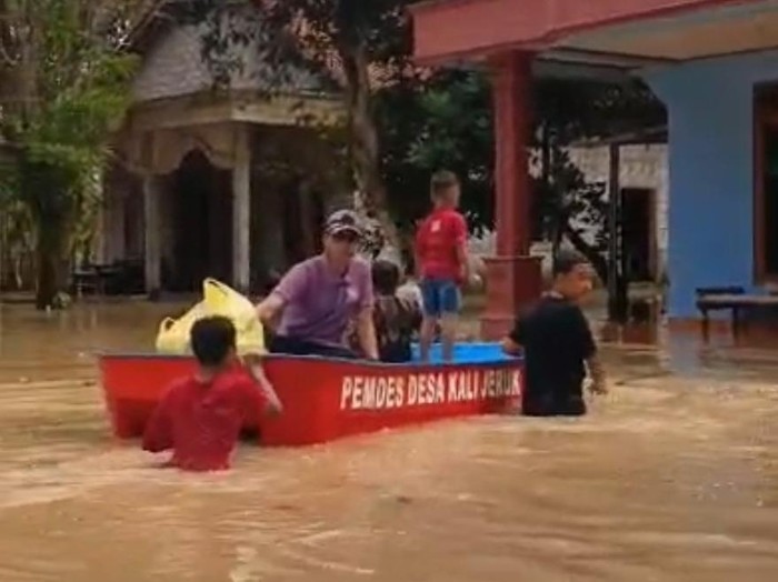 Kondisi banjir di Desa Kalijeruk, Kecamatan Kawunganten, Kabupaten Cilacap, Selasa (19/8/2025).