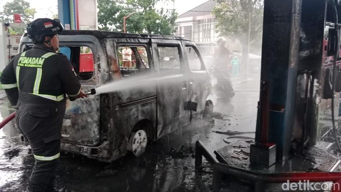 Kondisi minibus yang terbakar di SPBU Mandirancan dan tangkapan layar kebakaran mobil minibus di SPBU
