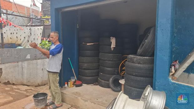 Kondisi toko penjual ban mobil baru di Kampung Melayu sepi. (CNBC Indonesia/Chandra Dwi Pranata)