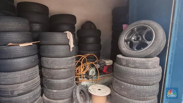 Kondisi toko penjual ban mobil baru di Kampung Melayu sepi. (CNBC Indonesia/Chandra Dwi Pranata)