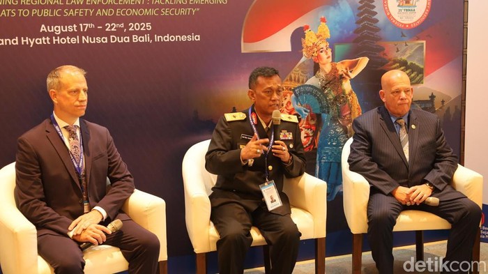 Konferensi pers Forum akademi Biro Penyelidik Federal (Federal Bureau of Investigation/FBI) Amerika Serikat (FBINAA) ke-25 di Nusa Dua, Kabupaten Badung, Selasa (19/8/2025). (Aryo Mahendro)