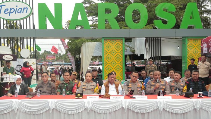 Konferensi pers terkait kesiapan Pacu Jalur di tepian Narosa, Teluk Kuantan, Kuansing, Selasa (19/8/2025).