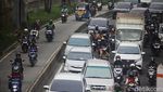 Lalin Grogol Arah Cengkareng Padat Imbas Perbaikan Manhole