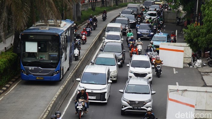 Lalin Grogol Arah Cengkareng Padat Imbas Perbaikan Manhole Para pengendara melintasi proyek perbaikan manhole di Jl Daan Mogot, tidak jauh dari putaran balik SPBU BP dan Vivo, Jakarta Barat, Selasa (19/8/2025). Perbaikan manhole tersebut memakan satu lajur jalan. Akibatnya, arus lalu lintas terpantau padat dari arah Grogol menuju Cengkareng. Sebagian proyek manhole sedang pada fase pengeringan beton sehingga tidak terlihat pekerja di lokasi. Pengendara yang tidak sabar menerobos jalur busway untuk menghindari kepadatan arus kendaraan.