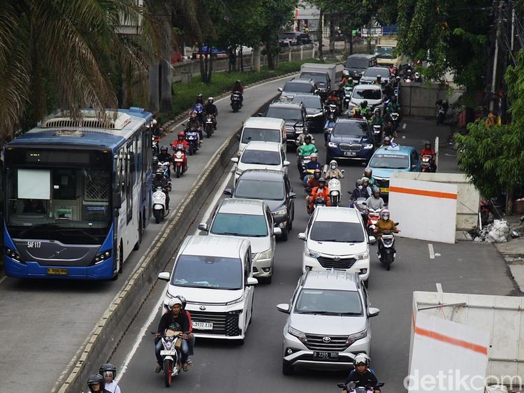 Lalin Grogol Arah Cengkareng Padat Imbas Perbaikan Manhole
