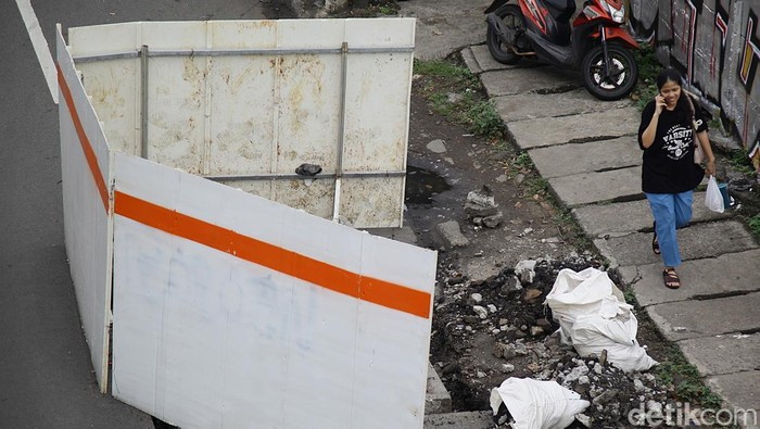 Lalin Grogol Arah Cengkareng Padat Imbas Perbaikan Manhole Para pengendara melintasi proyek perbaikan manhole di Jl Daan Mogot, tidak jauh dari putaran balik SPBU BP dan Vivo, Jakarta Barat, Selasa (19/8/2025). Perbaikan manhole tersebut memakan satu lajur jalan. Akibatnya, arus lalu lintas terpantau padat dari arah Grogol menuju Cengkareng. Sebagian proyek manhole sedang pada fase pengeringan beton sehingga tidak terlihat pekerja di lokasi. Pengendara yang tidak sabar menerobos jalur busway untuk menghindari kepadatan arus kendaraan.