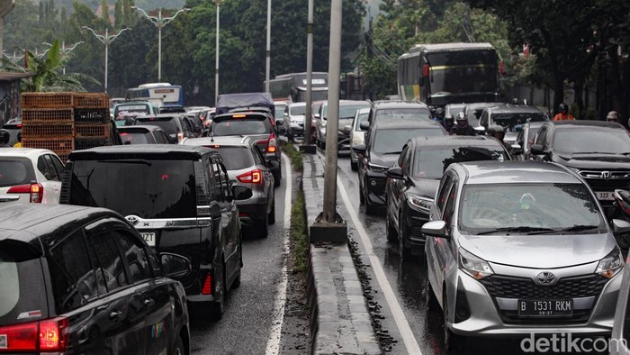 Pengendara terjebak kemacetan di Jalan Ciputat Raya, Pasar Jumat, Jakarta, Selasa (19/8/2025) imbas proyek galian saluran air.