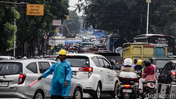 Lalin Lebak Bulus Macet Parah Imbas Proyek Galian di Pasar Jumat