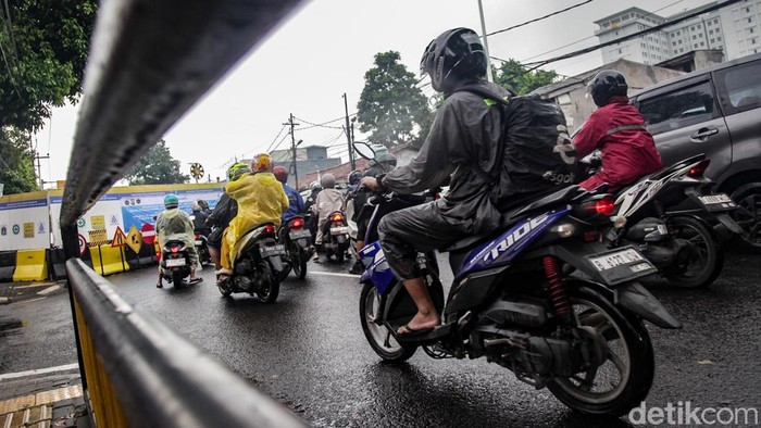 Pengendara terjebak kemacetan di Jalan Ciputat Raya, Pasar Jumat, Jakarta, Selasa (19/8/2025) imbas proyek galian saluran air.