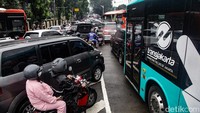 Diperlukan waktu sekitar 1 jam untuk menembus macet dari Ciputat menuju Lebak Bulus menggunakan sepeda motor.