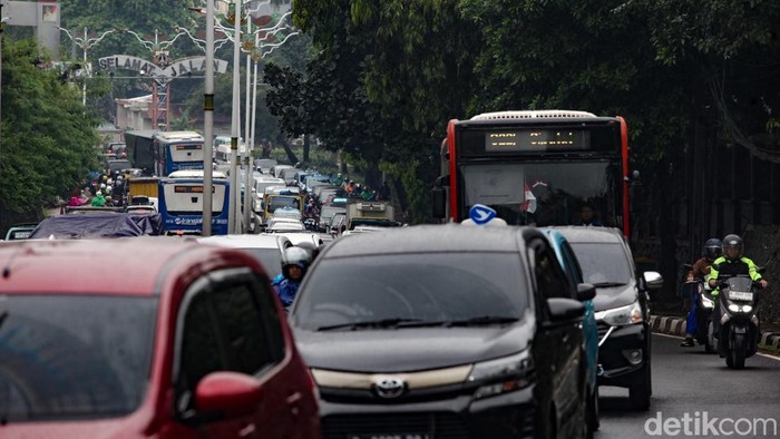 Pengendara terjebak kemacetan di Jalan Ciputat Raya, Pasar Jumat, Jakarta, Selasa (19/8/2025) imbas proyek galian saluran air.