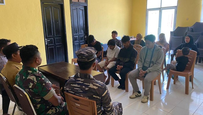Lima pemuda Kaltim minta maaf usai tunggangi penyu hijau di Derawan.