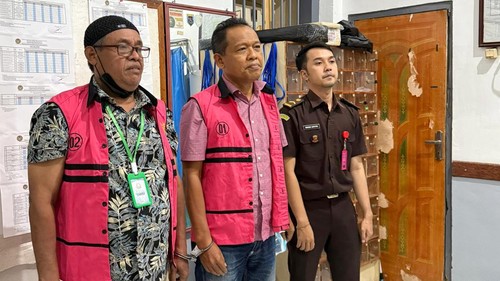 MAF dan SH langsung ditahan seusai ditetapkan sebagai tersangka kasus korupsi proyek rehabilitasi Dermaga Labuhan Haji, Lombok Timur, NTB. (Foto: Dok. Kejari Lombok Timur)