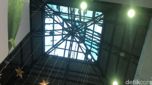 Penampakan ember berisi air di Ramai Mall Malioboro Jogja, Selasa (19/8/2025). Ramai Mall sempat bocor buntut hujan deras dan angin yang melanda Jogja siang ini.