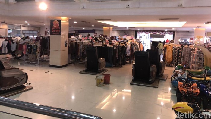 Penampakan ember berisi air di Ramai Mall Malioboro Jogja, Selasa (19/8/2025). Ramai Mall sempat bocor buntut hujan deras dan angin yang melanda Jogja siang ini.