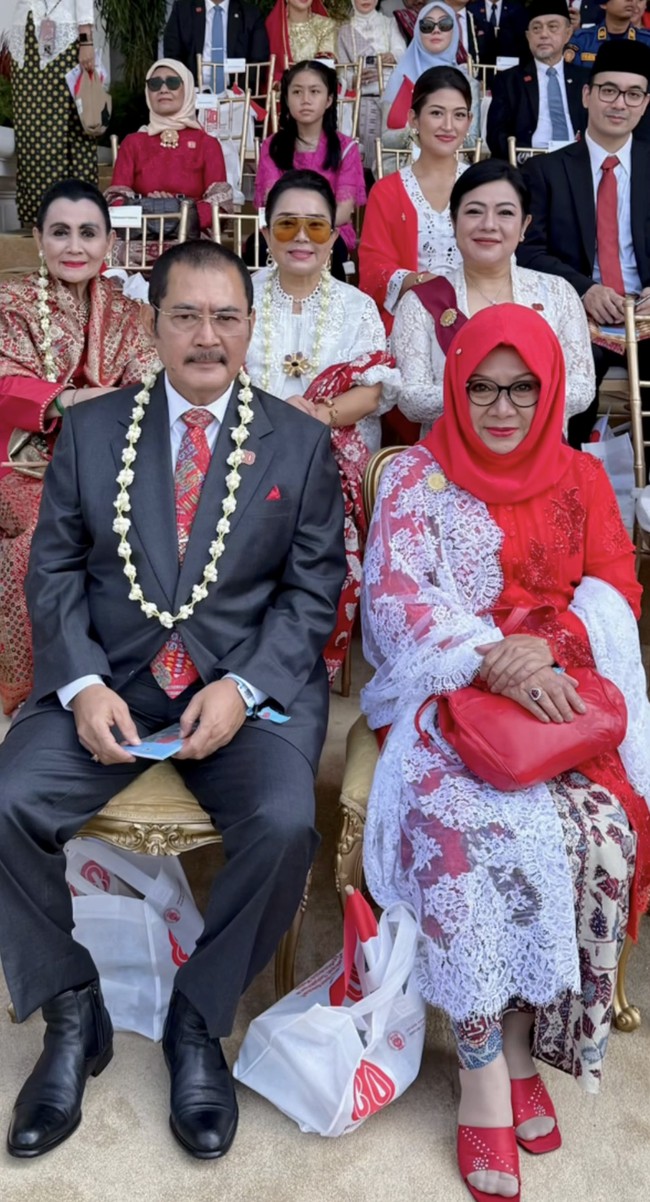 Mayangsari kembali menjadi sorotan publik saat menghadiri upacara peringatan HUT ke-80 Republik Indonesia di Istana Merdeka. Istri Bambang Trihatmodjo itu tampil anggun dengan balutan busana tradisional bernuansa merah putih yang serasi dengan tema kemerdekaan. Foto: Instagram/@mayangsari_official