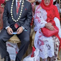 Mayangsari kembali menjadi sorotan publik saat menghadiri upacara peringatan HUT ke-80 Republik Indonesia di Istana Merdeka. Istri Bambang Trihatmodjo itu tampil anggun dengan balutan busana tradisional bernuansa merah putih yang serasi dengan tema kemerdekaan. Foto: Instagram/@mayangsari_official