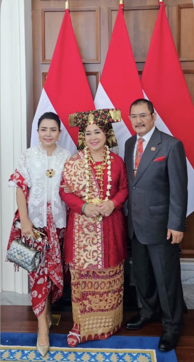 Mayang juga melengkapi gayanya dengan bros bunga besar berwarna emas yang disematkan di bagian dadanya. Terlihat ia dan Bambang berpose bersama Titiek Soeharto. Foto: Instagram/@mayangsari_official