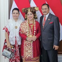 Mayang juga melengkapi gayanya dengan bros bunga besar berwarna emas yang disematkan di bagian dadanya. Terlihat ia dan Bambang berpose bersama Titiek Soeharto. Foto: Instagram/@mayangsari_official