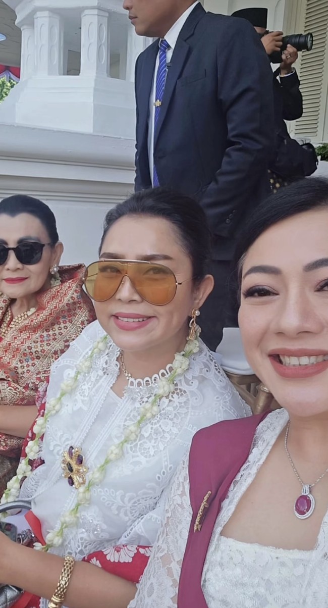 Riasan wajah Mayangsari tampak flawless dengan sentuhan makeup natural. Foundation matte, blush on lembut, lipstik pink nude, dan alis rapi membuat penampilannya terlihat segar dan berkelas tanpa berlebihan. Penampilannya kian stylish dengan tambahan sunglasses yang menutupi matanya. Foto: Instagram/@mayangsari_official