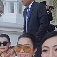 Riasan wajah Mayangsari tampak flawless dengan sentuhan makeup natural. Foundation matte, blush on lembut, lipstik pink nude, dan alis rapi membuat penampilannya terlihat segar dan berkelas tanpa berlebihan. Penampilannya kian stylish dengan tambahan sunglasses yang menutupi matanya. Foto: Instagram/@mayangsari_official