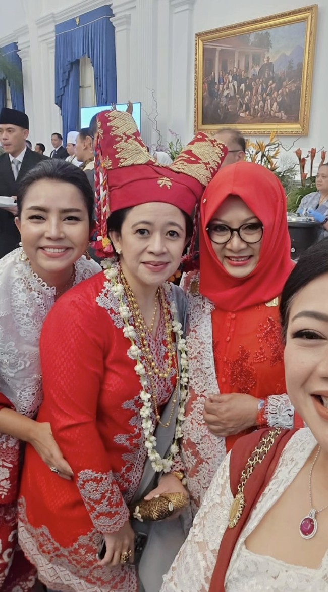 Tak hanya dengan Titiek, Mayangsari juga memperlihatkan kedekatannya dengan Puan Maharani. Tampak keduanya yang berpose sebelahan bersama. Foto: Instagram/@mayangsari_official