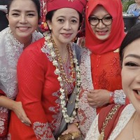Tak hanya dengan Titiek, Mayangsari juga memperlihatkan kedekatannya dengan Puan Maharani. Tampak keduanya yang berpose sebelahan bersama. Foto: Instagram/@mayangsari_official