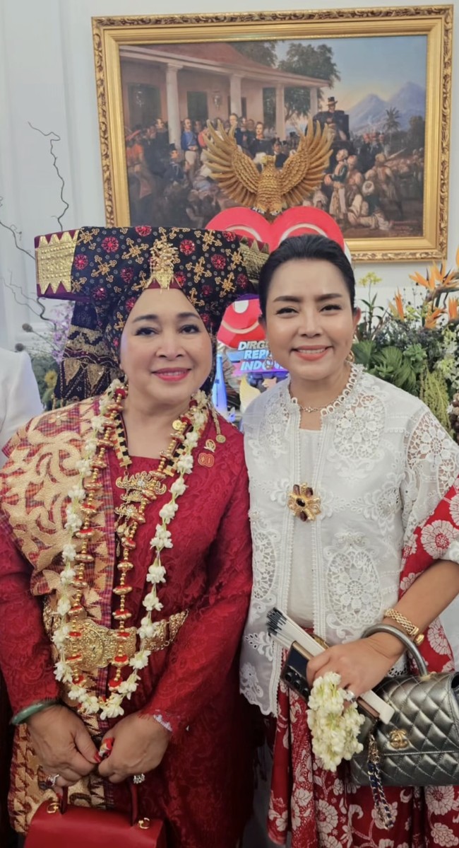 Dalam beberapa foto, Mayangsari terlihat berpose bersama sejumlah anggota keluarga besar Presiden Soeharto. Kehadirannya menegaskan posisinya sebagai bagian dari keluarga Cendana, sekaligus memperlihatkan kekompakan mereka dalam momen penting kenegaraan. Foto: Instagram/@mayangsari_official