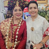 Dalam beberapa foto, Mayangsari terlihat berpose bersama sejumlah anggota keluarga besar Presiden Soeharto. Kehadirannya menegaskan posisinya sebagai bagian dari keluarga Cendana, sekaligus memperlihatkan kekompakan mereka dalam momen penting kenegaraan. Foto: Instagram/@mayangsari_official