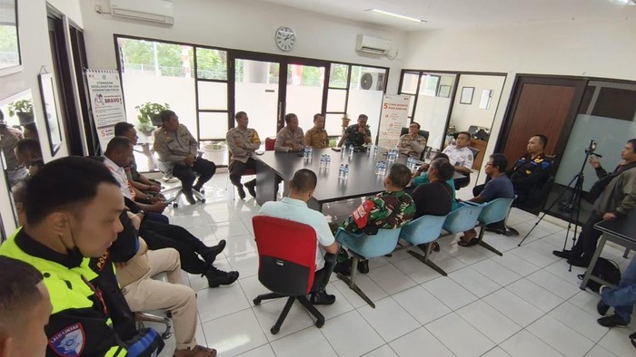 Mediasi terkait peristiwa ojek pangkalan (opang) yang menyetop paksa driver ojek online (ojol) yang membawa penumpang di Stasiun Pondok Ranji. (dok. Polsek Ciputat Timur)